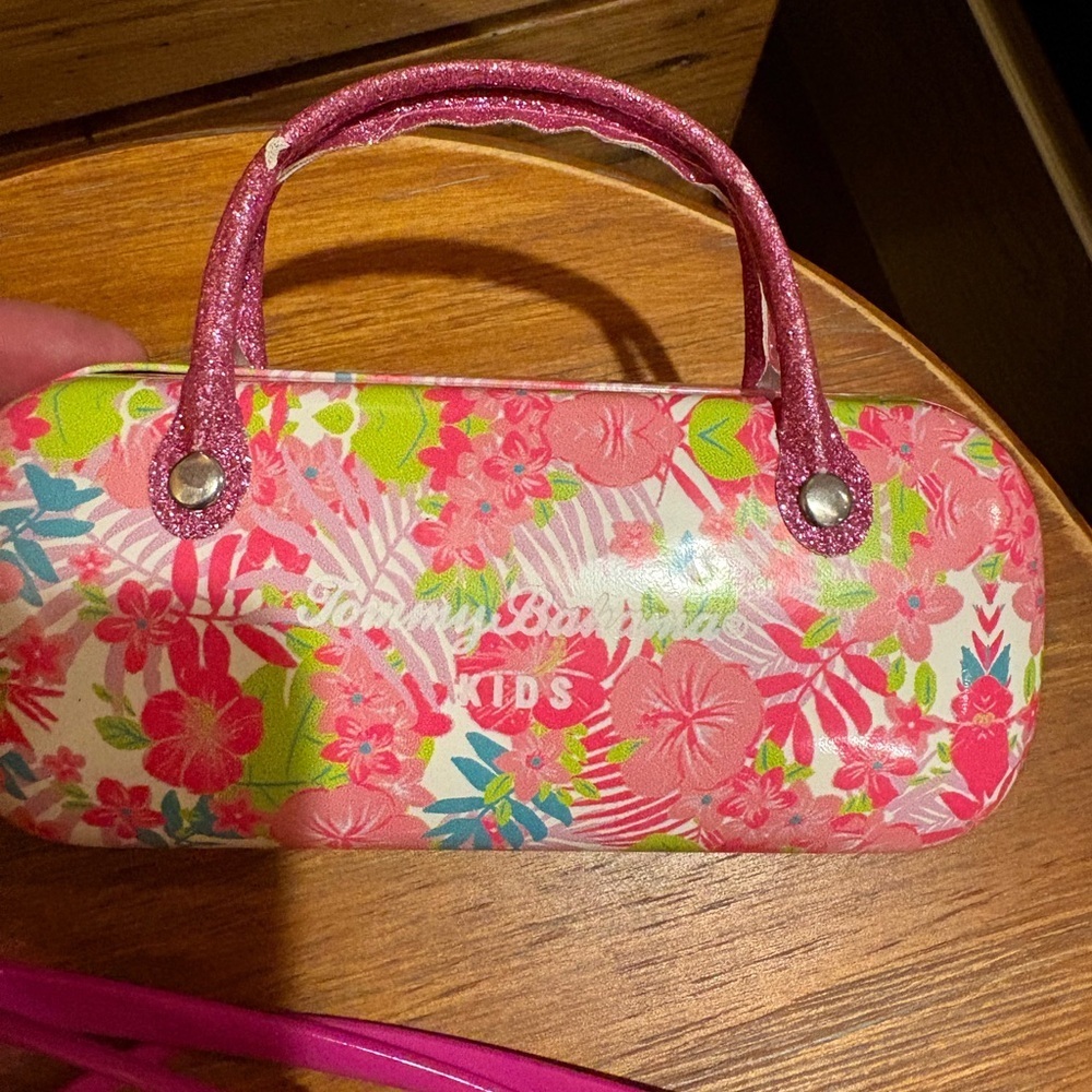 Tommy Bahama Kids eye/sun glasses case with “got milk” eyeglasses